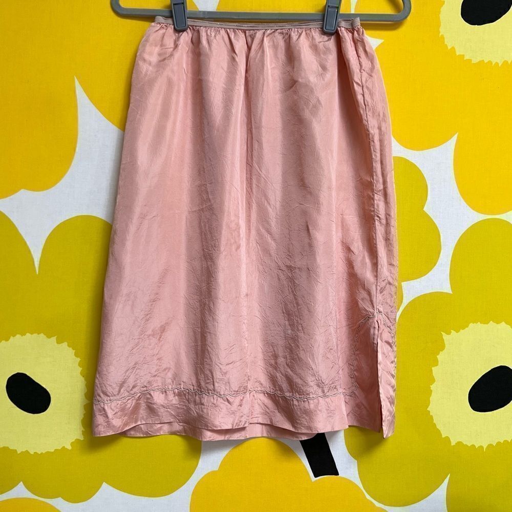 Gorgeous Vintage 1950s Pale Pink Pin Up Scallop Embroidered Half Slip